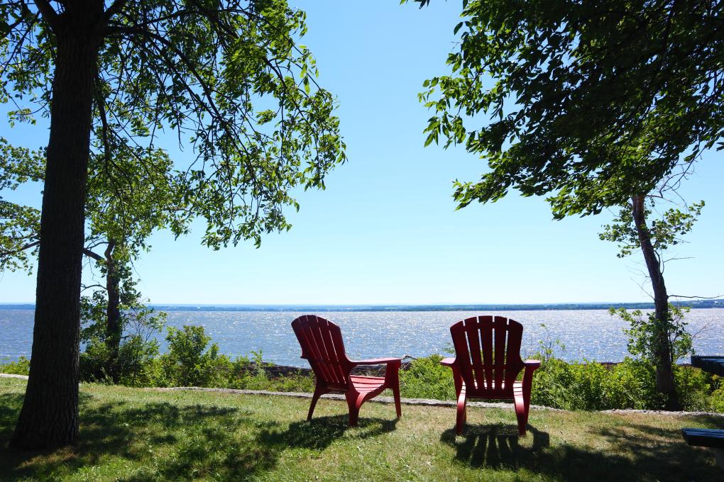 Manoir Mauvide-Genest - Notre parc face au fleuve