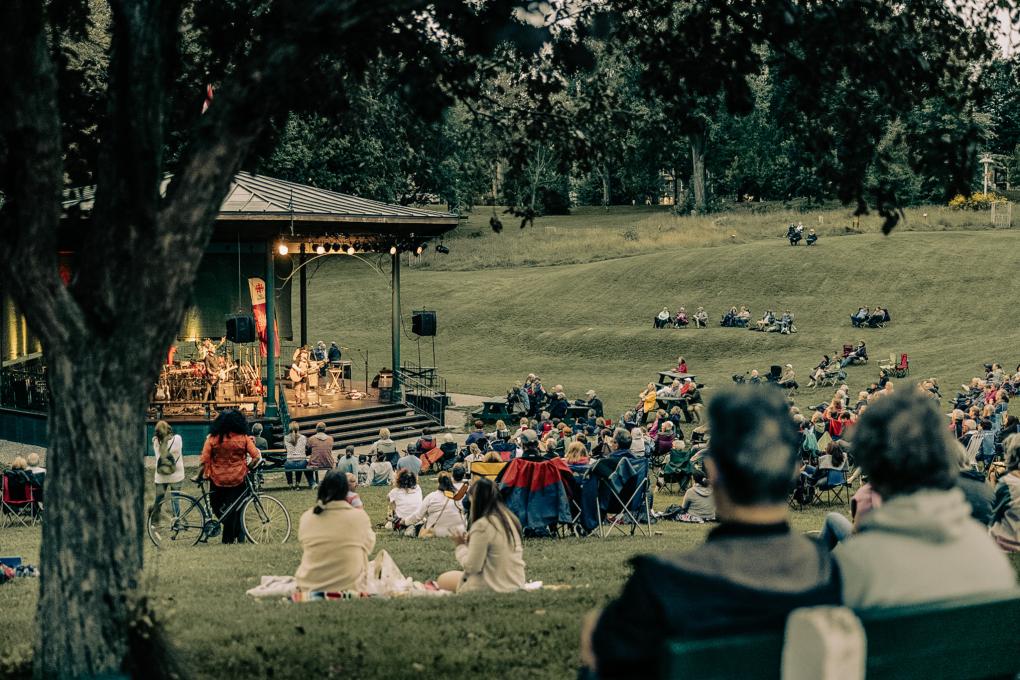 Plaines d'Abraham - gens regardant un spectacle au Kiosque Edwin-Bélanger