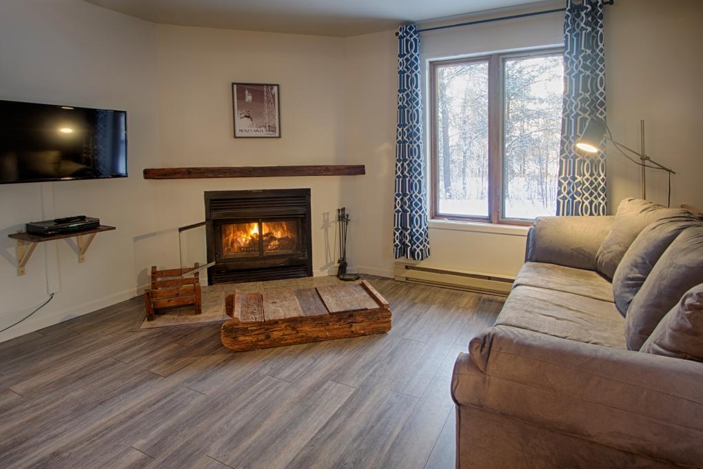 Chalets Montmorency au Mont Sainte-Anne - 2 bedroom condominium living room with fireplace