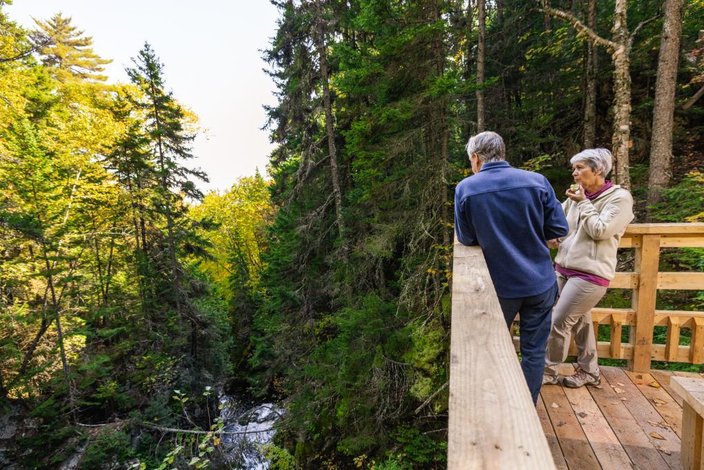 Le Massif de Charlevoix - Couple en randonnée