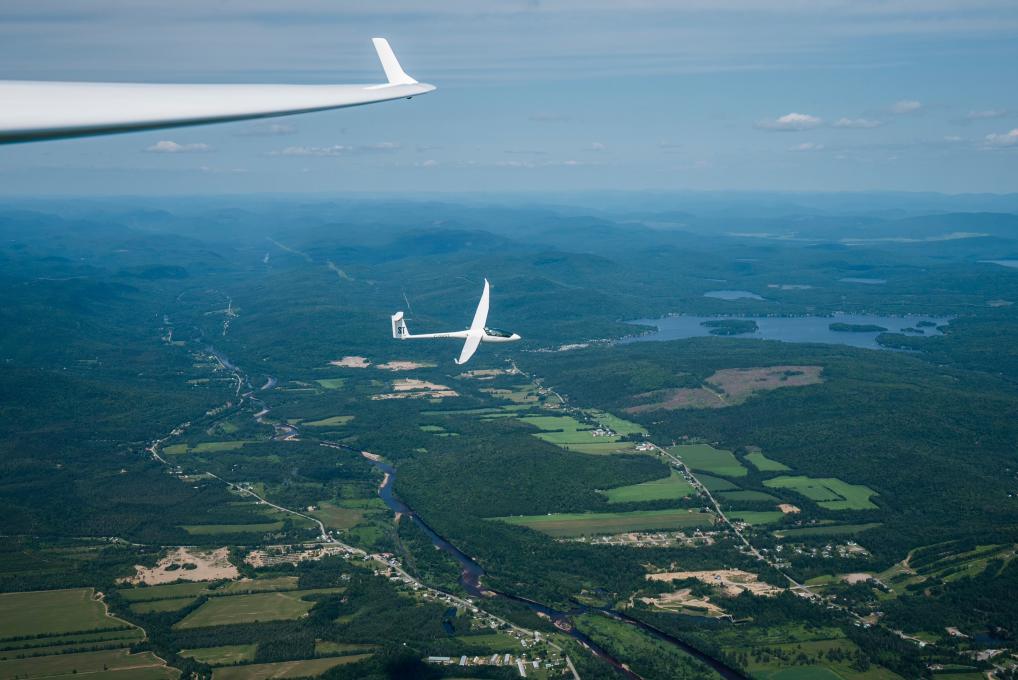 Club de vol à voile de Québec - Glider over Lac Sept-Iles
