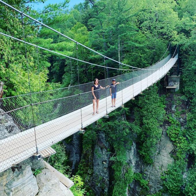 Canyon Sainte-Anne : Traversez l'un des hauts ponts supendus du Québec !