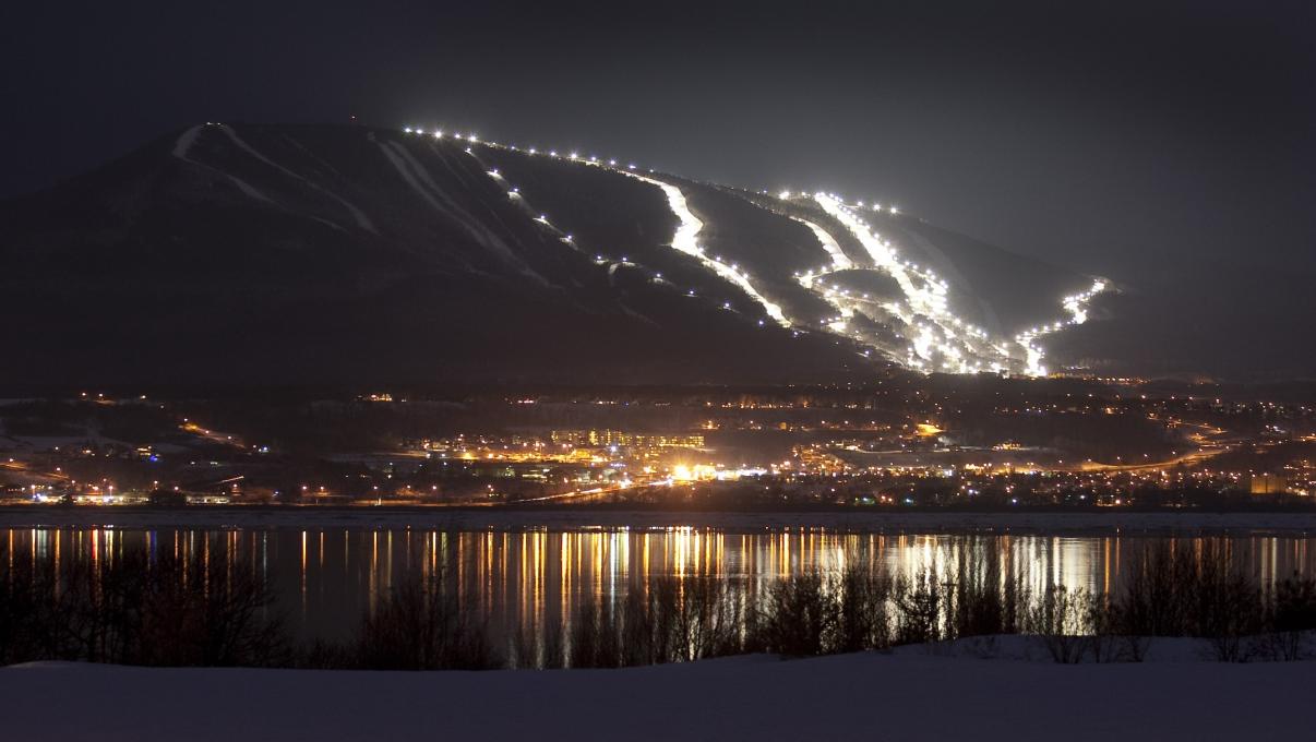 In the evening, view of the Côte-de-Beaupré, the mountain and the illuminated slopes of Mont-Sainte-Anne.