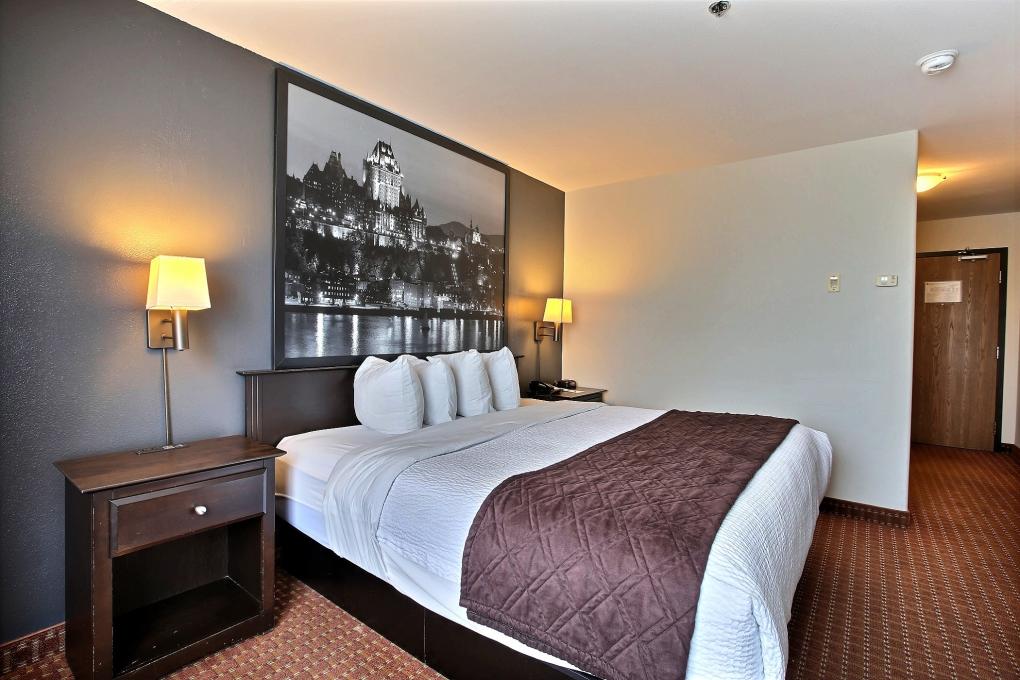 Super 8 Québec Sainte-Foy - room with a king-size bed