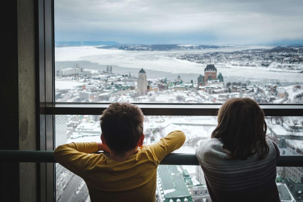 Observatoire de la Capitale - Children looking outside - winter