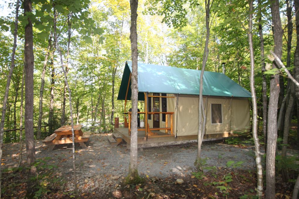 Un hébergement prêt-à-camper au coeur de la forêt, dans le Parc naturel régional de Portneuf.