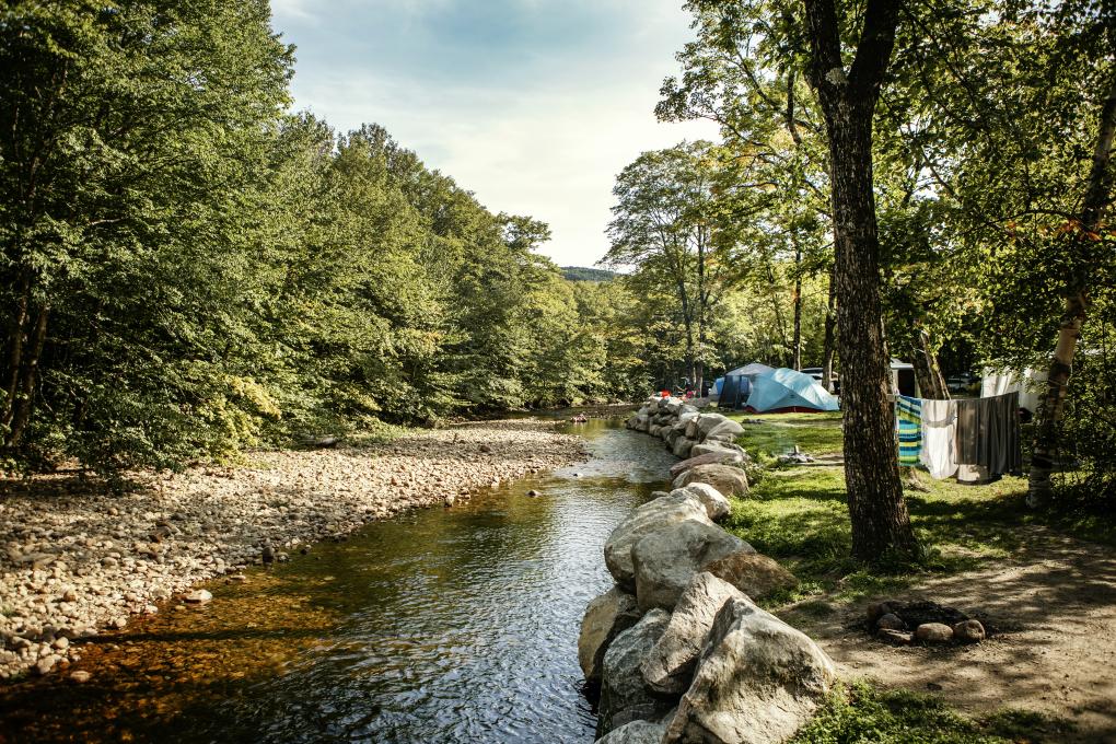 Camping Stoneham - campement bord de la riviere