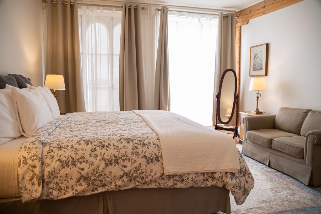 Appartements Royal Dalhousie - Le Frontenac - Master bedroom