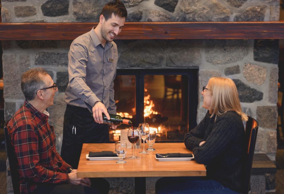 Bistro-bar Le Quatre-Temps - Couple service by the fireplace