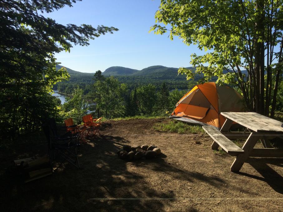 Camping Valcartier - terrain avec vue sur les montagnes