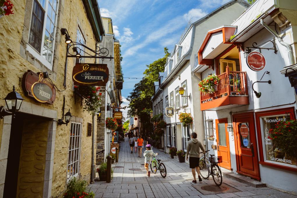 Rue du Petit-Champlain en vélo