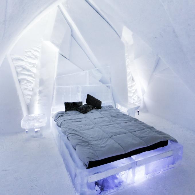 Chambre et lit de glace à l'Hôtel de Glace, à Saint-Gabriel-de-Valcartier, près de Québec.