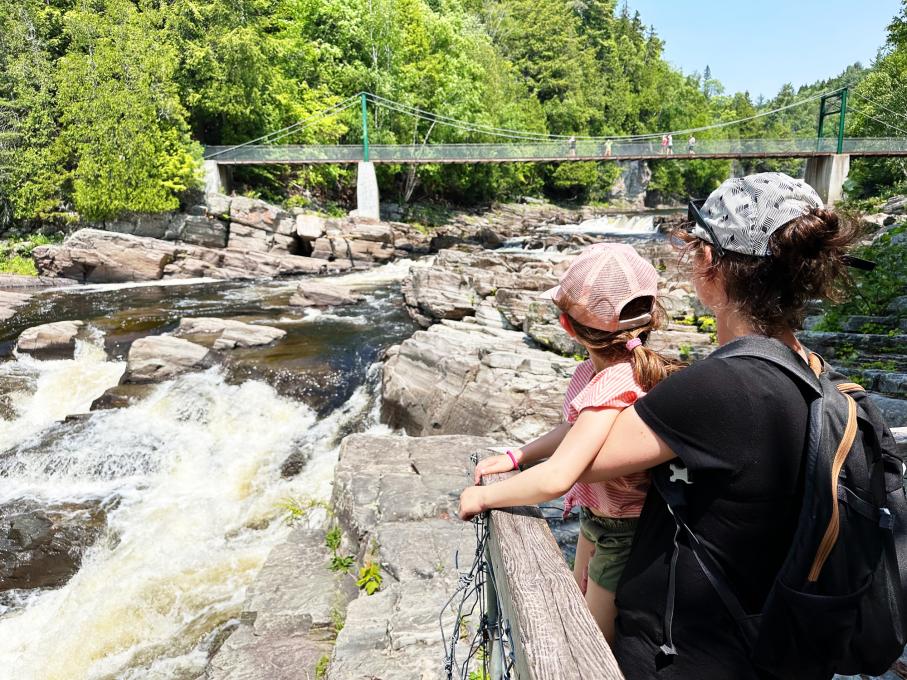 Canyon Sainte Anne: Belvédère ancré dans le roc au dessus de la chute