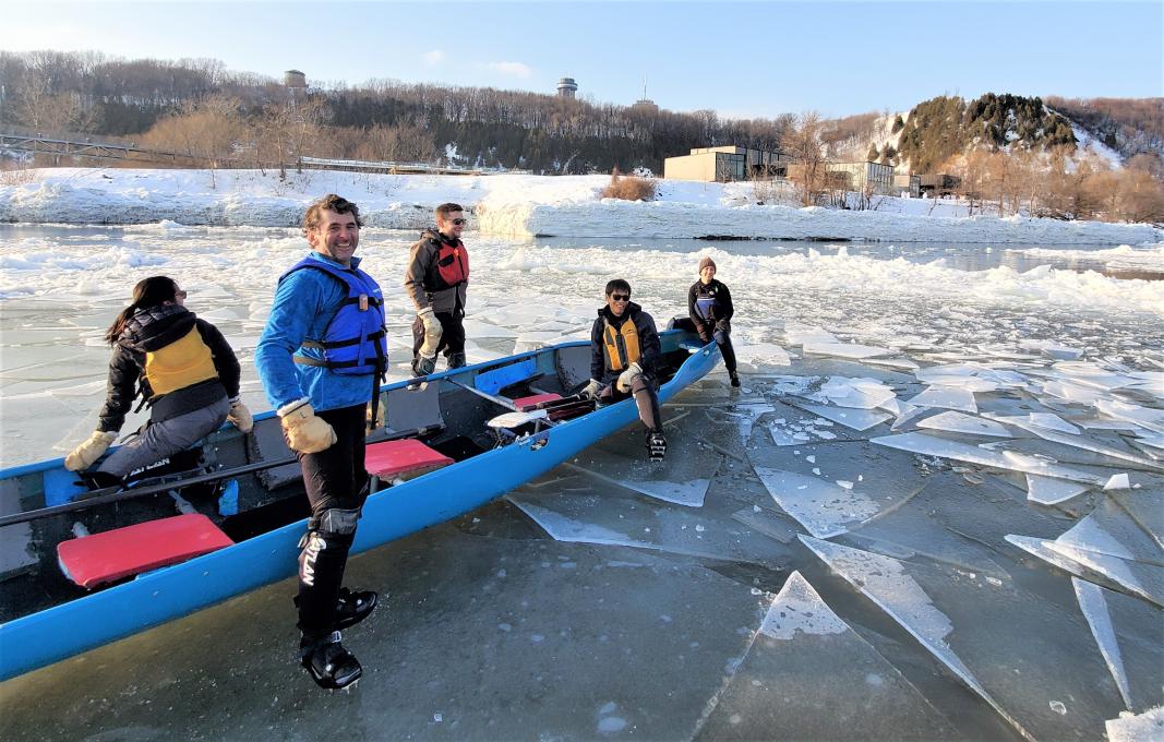 Canot à glace Expérience - Canot et équipe sur le fleuve
