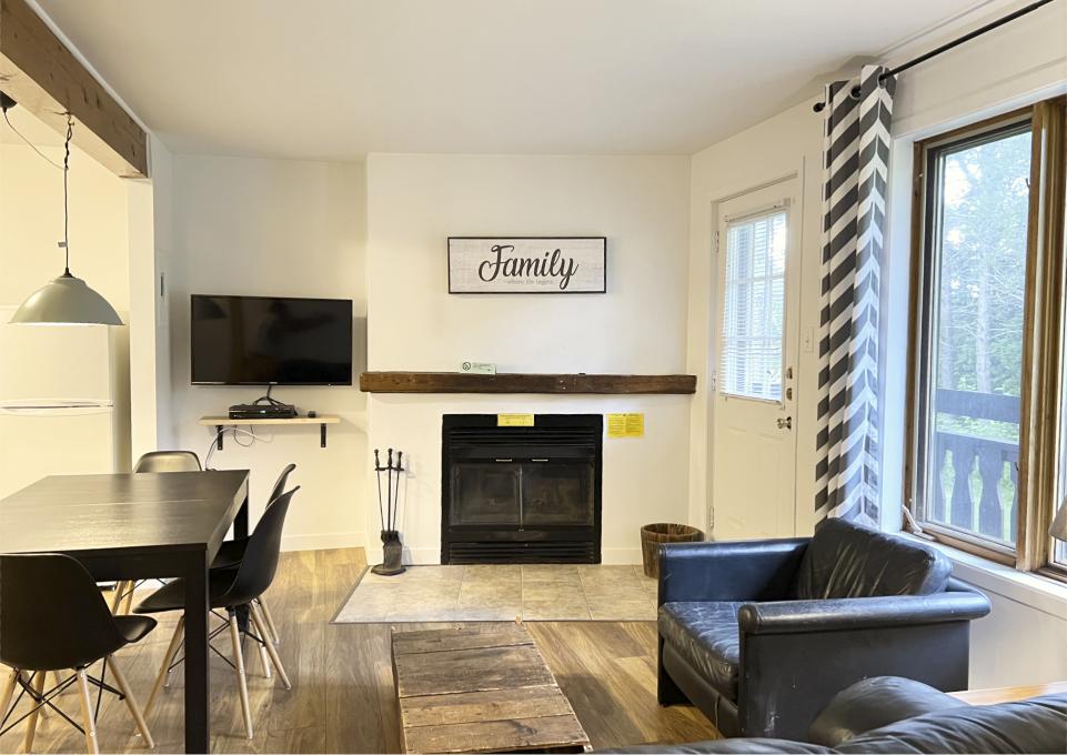 Chalets Montmorency au Mont Sainte-Anne - Salon avec foyer