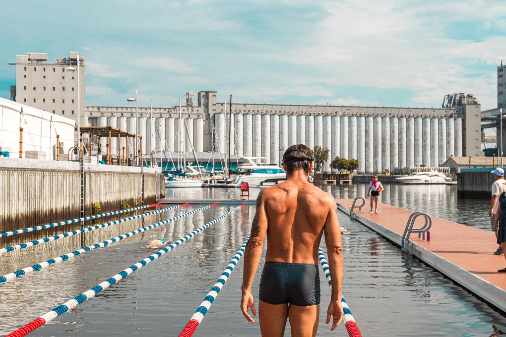 L'Oasis du Port de Québec -Swimmer in front of the swimming corridor