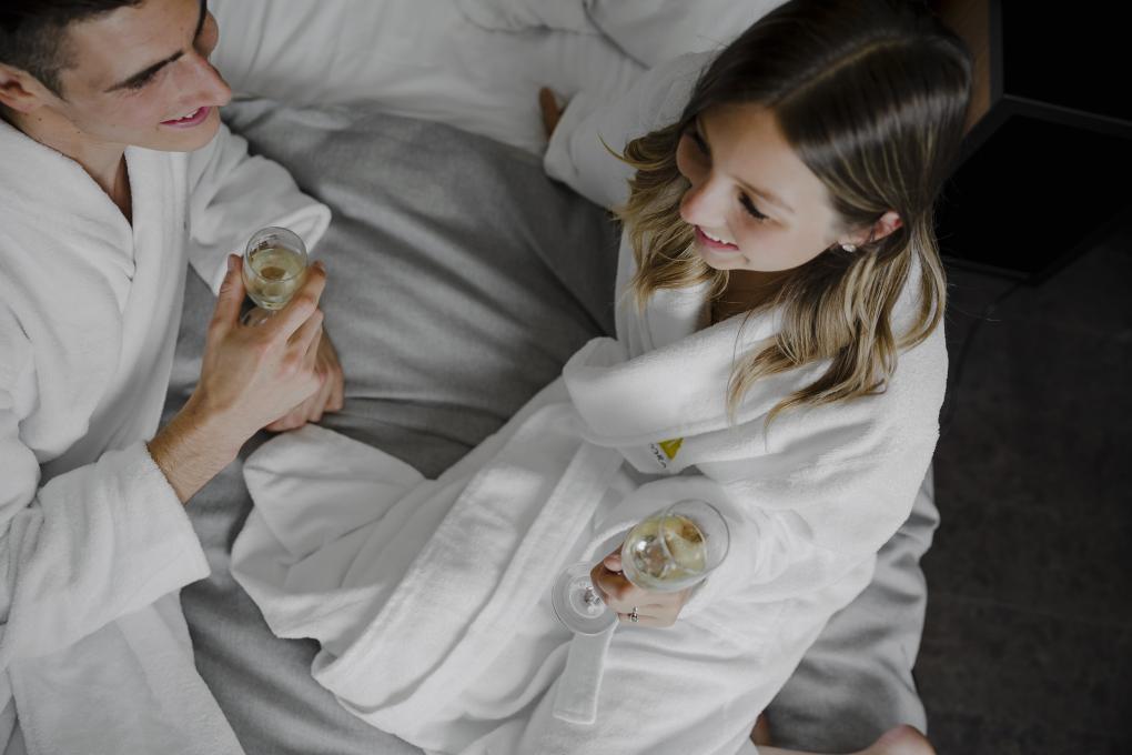 Littoral - Hôtel & Spa - couple au lit avec mousseux
