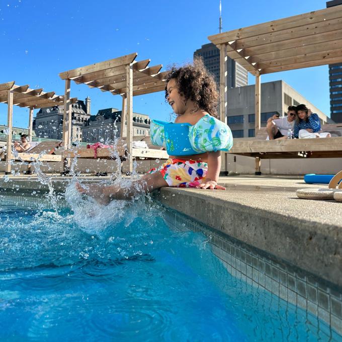Hilton Québec - Famille à la piscine