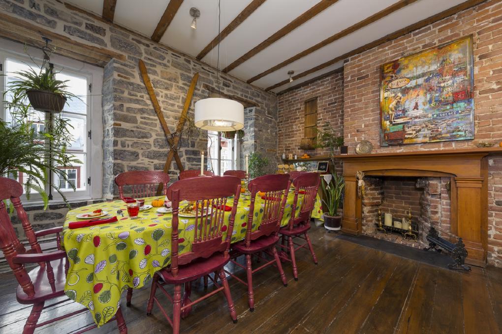 Le Coureur des Bois - Dining room with fireplace
