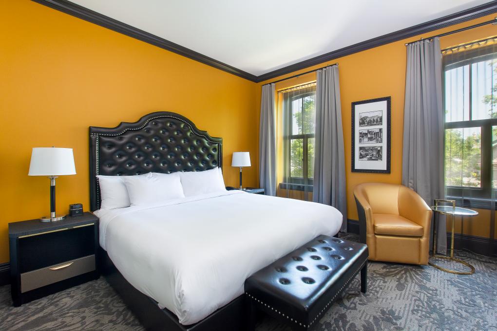 Hôtel Clarendon - corporate room with King bed