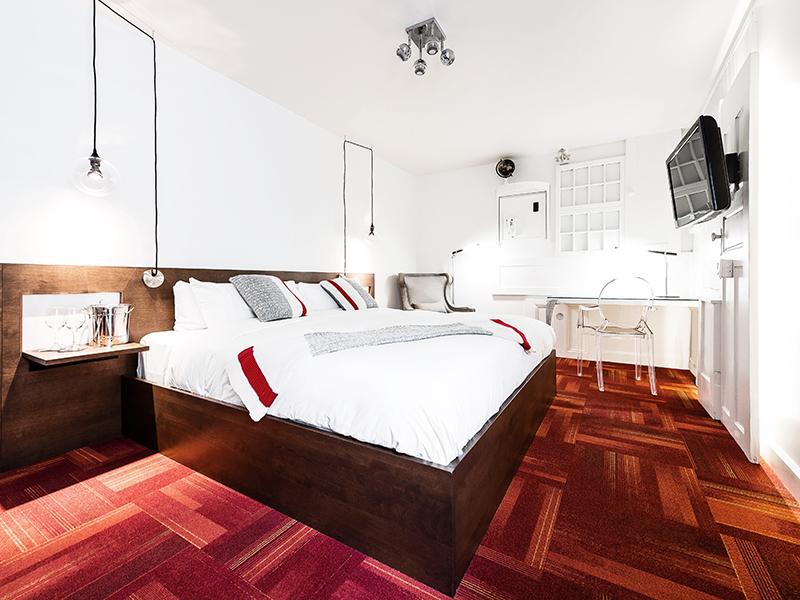 C3 - Hôtel Art de vivre - Room with large king-size bed