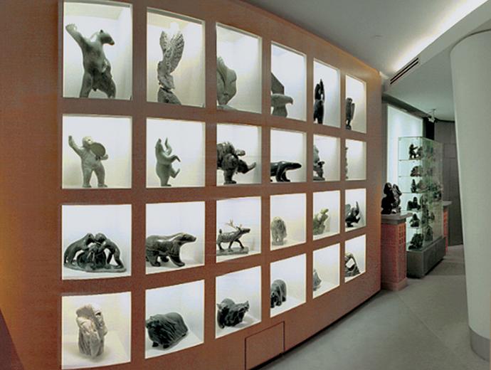 Galerie d'art Inuit Brousseau et Brousseau - mur de sculptures Inuit