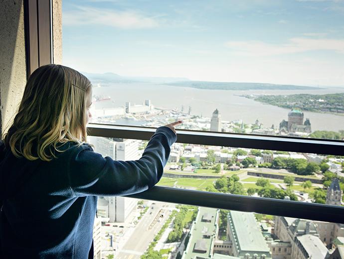 Une fillette observe la vue sur la ville de Québec à partir de l'Observatoire de la Capitale.
