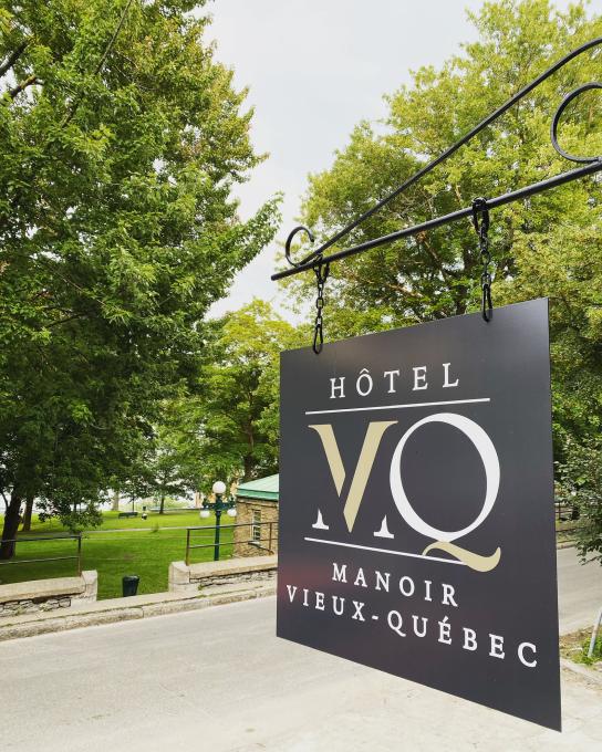 Hôtel Manoir Vieux-Québec - facade sign