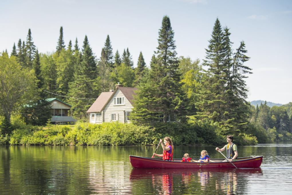 Canot en eaux calmes en famille au Parc national de la Jacques-Cartier.