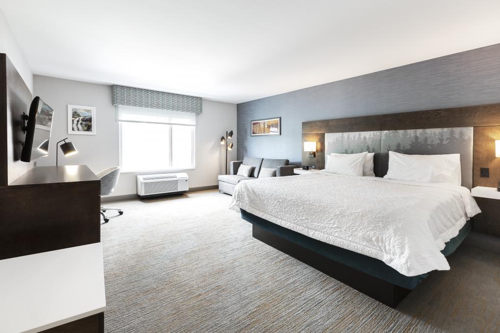 Hampton Inn & Suites Québec Beauport - Room king bed + sofa bed