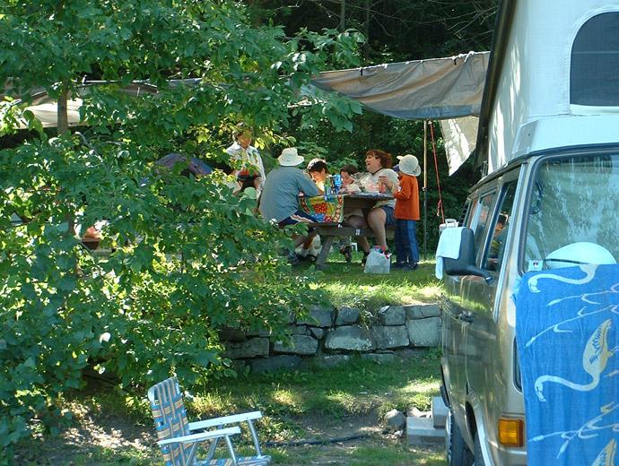 Camping Orléans - repas en famille sur table de pique-nique