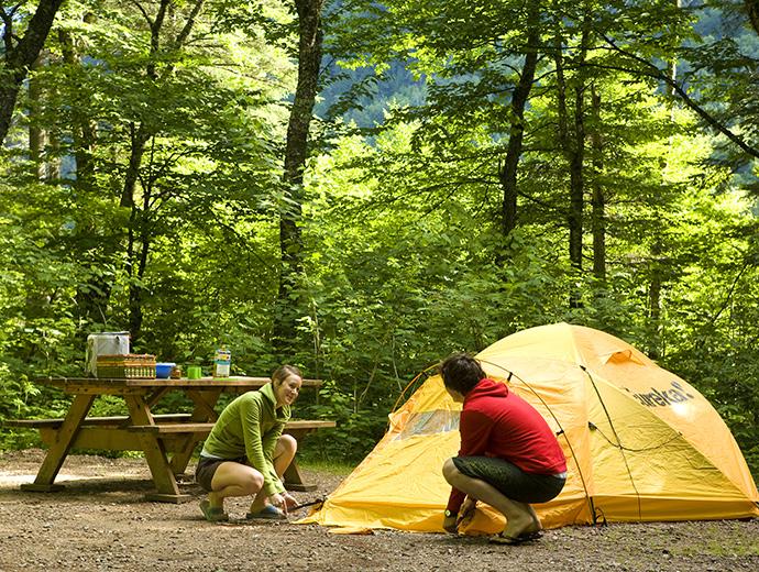 Camping Parc national de la Jacques-Cartier Les Alluvions - montage d'une tente