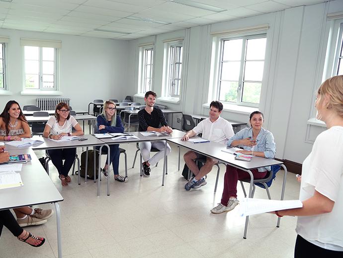 Edu-inter - École de français - groupe d'étudiants en classe