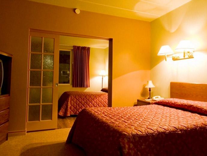 Hôtel Le Voyageur - room with Queen bed