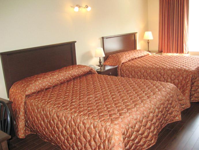 Hôtel Le Voyageur - room with 2 Queen beds