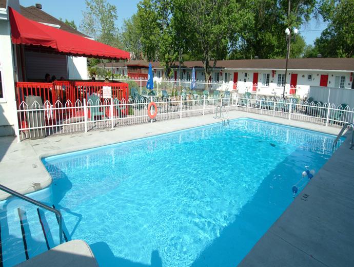 Hôtel-Motel Le Gîte - piscine extérieure