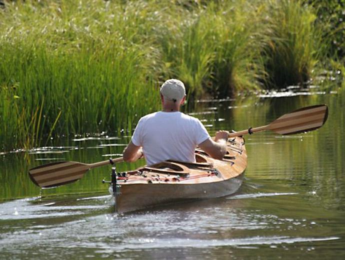 Un homme dans un kayak au Marais du Nord (Agiro).