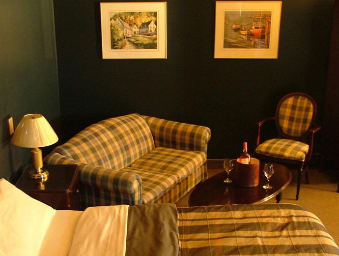 Hôtel et Suites Monte-Cristo - chambre avec sofa