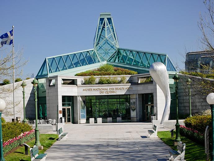 Entrée principale extérieure du Musée national des beaux-arts du Québec, en été.