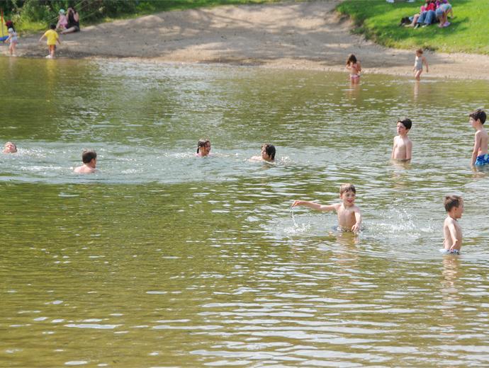 Base de plein air de Sainte-Foy - swimming in the lake