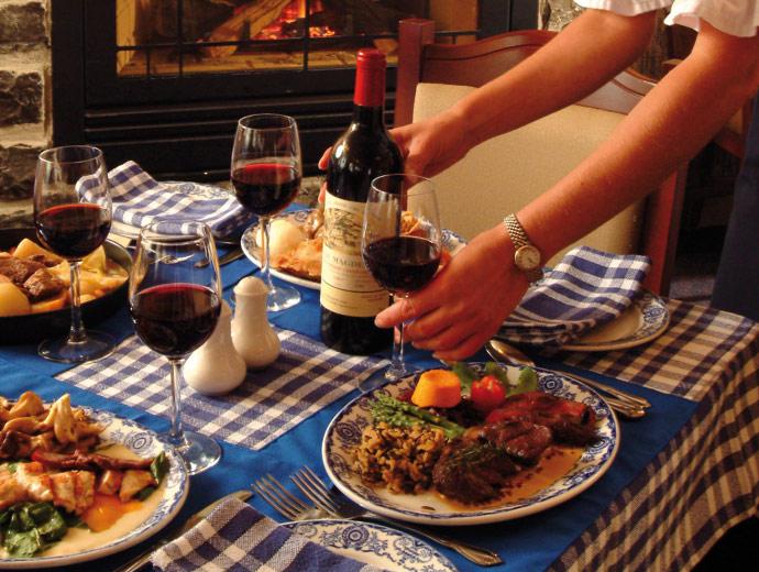 Aux Anciens Canadiens - repas et vin à table