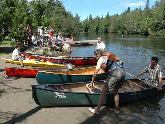 Canots Légaré - canoes on the bank
