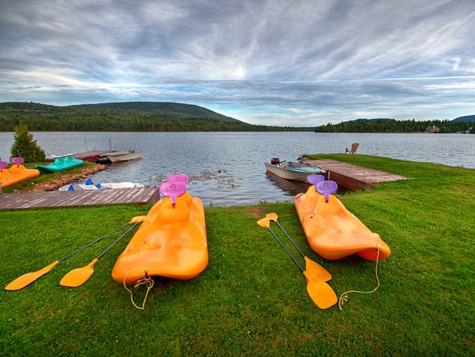 Chalets Relax Charlevoix - Le lac St-Tite et les kayaks