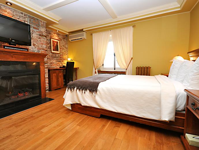 Hôtel Acadia - room with fireplace