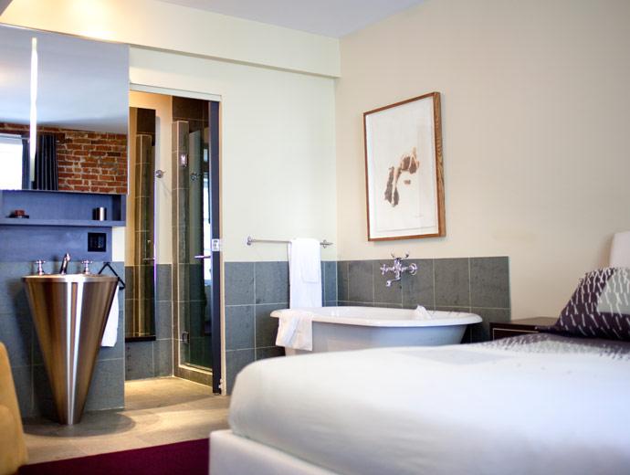Hôtel Le Priori - room with clawfoot bath