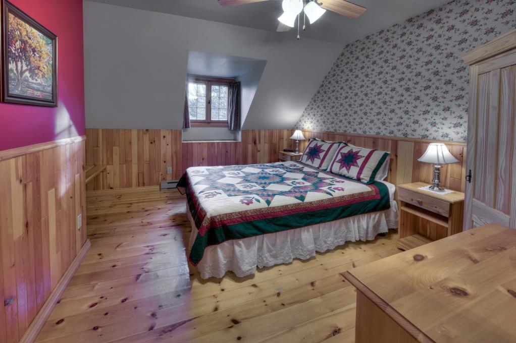 Les Chalets sur le Cap - Bedroom with a large chalet bed (2 bedrooms)