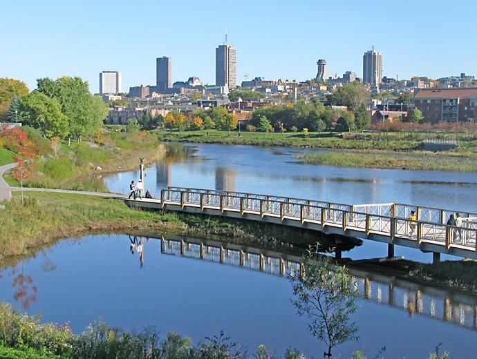 Parc linéaire de la Rivière-Saint-Charles - vue sur la ville de Québec
