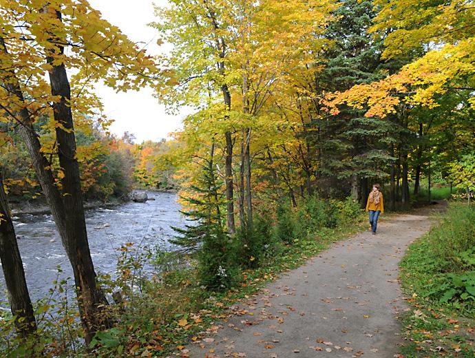 Parc linéaire de la Rivière-Saint-Charles - randonnée pédestre en automne