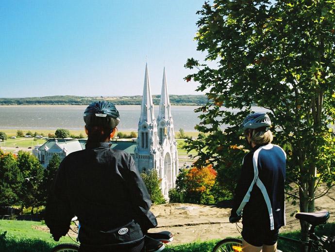 Développement Côte-de-Beaupré - cyclists with a view of the Sainte-Anne Basilica