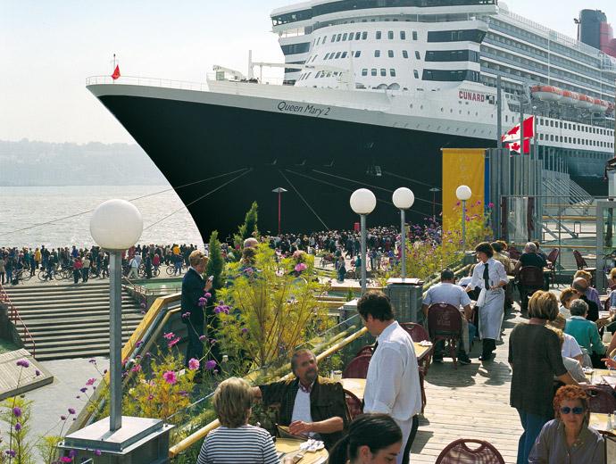 Le Café du Monde - view of cruise ship